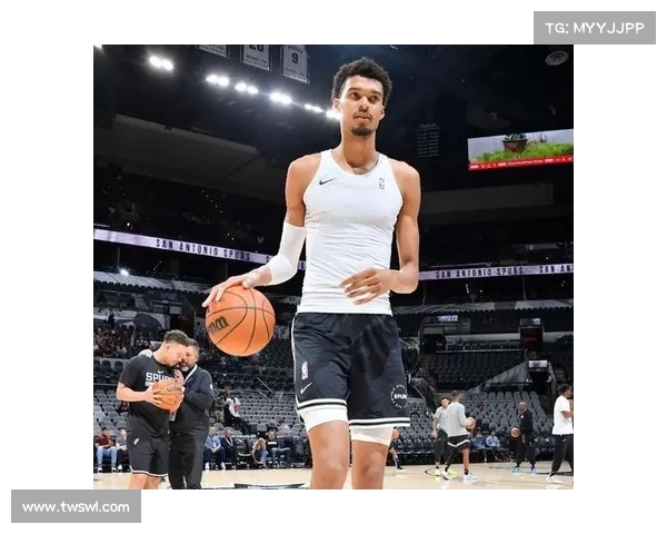 文班亚马夏季增肌训练成效显著 动作更流畅身体更强壮